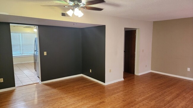 Building Photo - 912 Pineland Ave