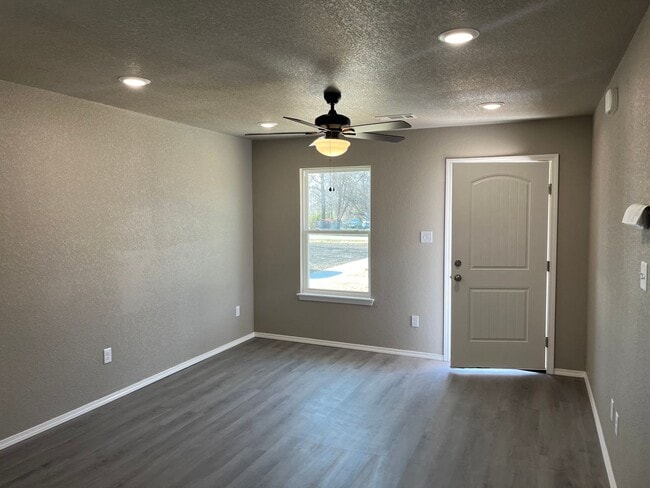 Building Photo - 222 W 8th St