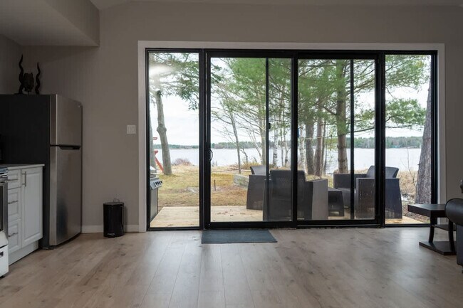 Photo du bâtiment - 80 Sand Bay Rd
