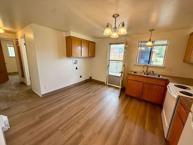 Building Photo - 2 Bed/1 Bath Duplex in Longmont. WATER/SEW...