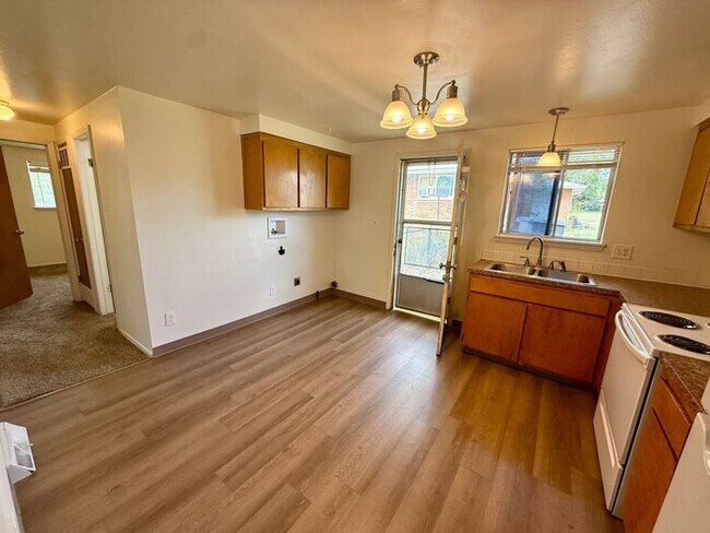 Foto del edificio - 2 Bed/1 Bath Duplex in Longmont. WATER/SEW...