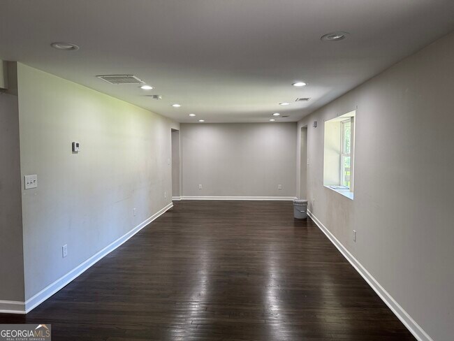 Foto del edificio - 244 Railroad Ave