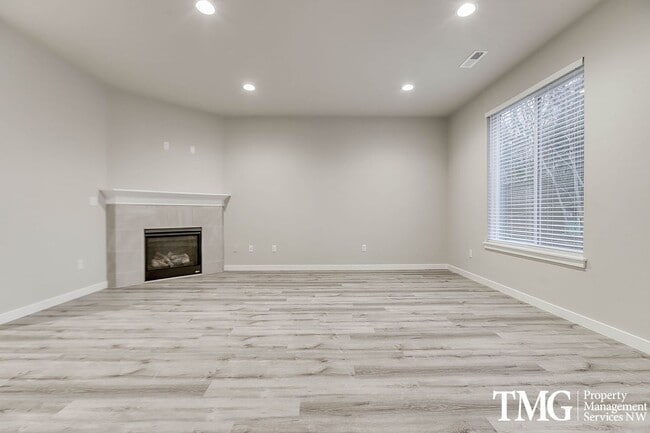 Building Photo - Pet Friendly Spacious Newer 3 Bedroom 2.5 ...