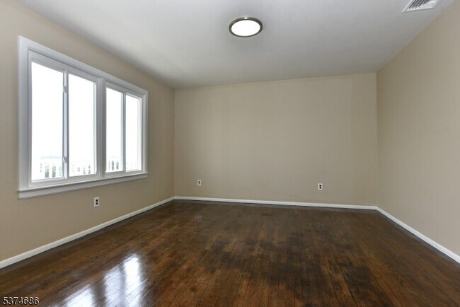 Building Photo - 633 5th St