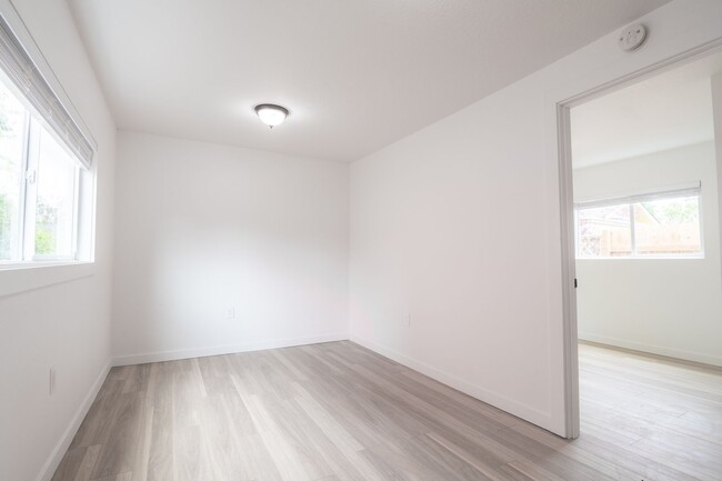 Building Photo - 4845-4847 SE 65th