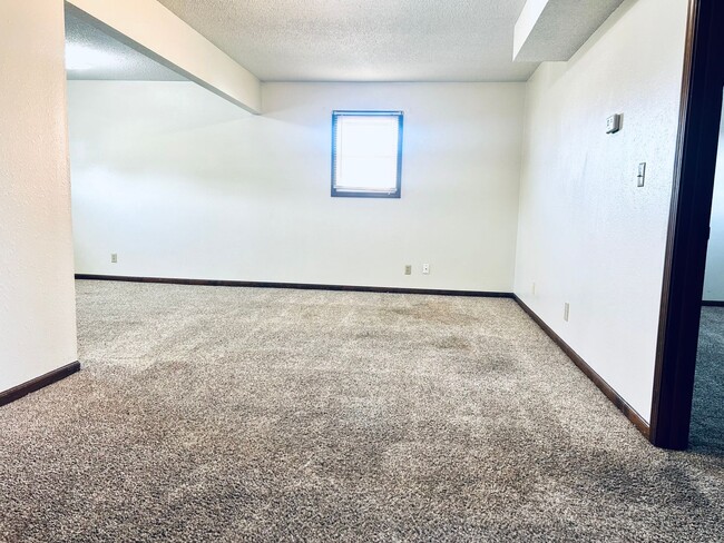 Building Photo - Roomy 2 Bdrm Apartment