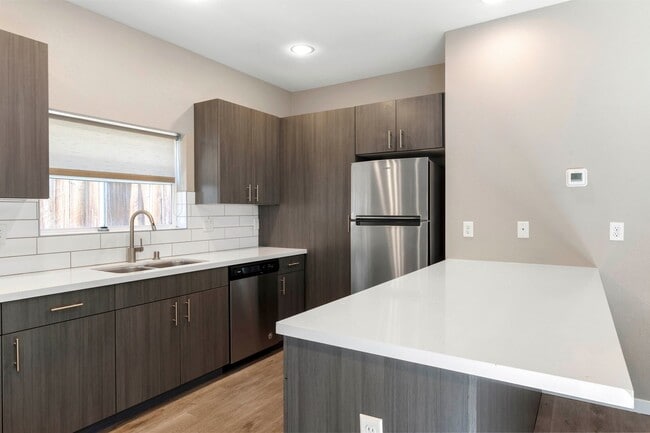 Building Photo - Modern Midtown Living