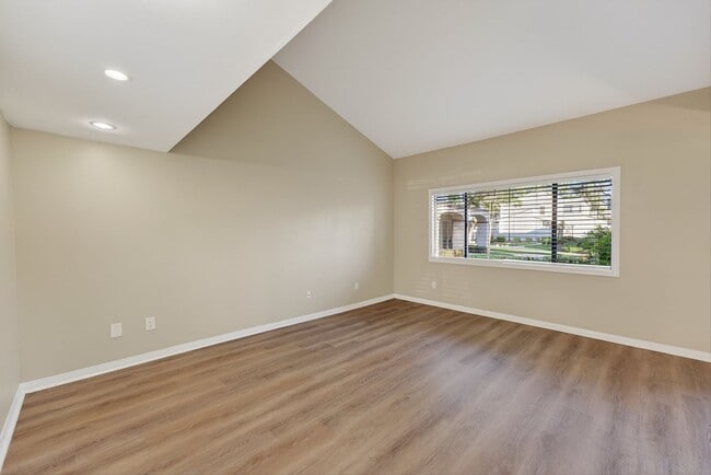 Building Photo - 3 Bedroom Townhome: Prime Location with Pool, Clubhouse and More!