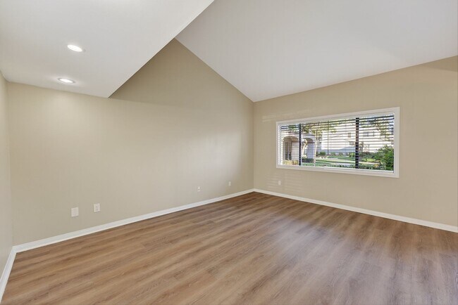 Foto del edificio - 3 Bedroom Townhome: Prime Location with Pool, Clubhouse and More!