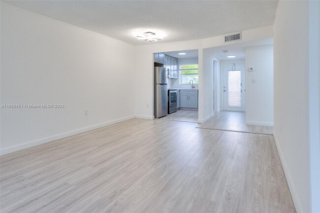 Foto del edificio - 7991 Sunrise Lakes Dr N
