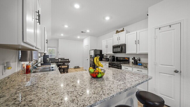 Foto del edificio - Spacious, well-maintained 4-bedroom, 2-bath single-story home designed for comfortable everyday l...