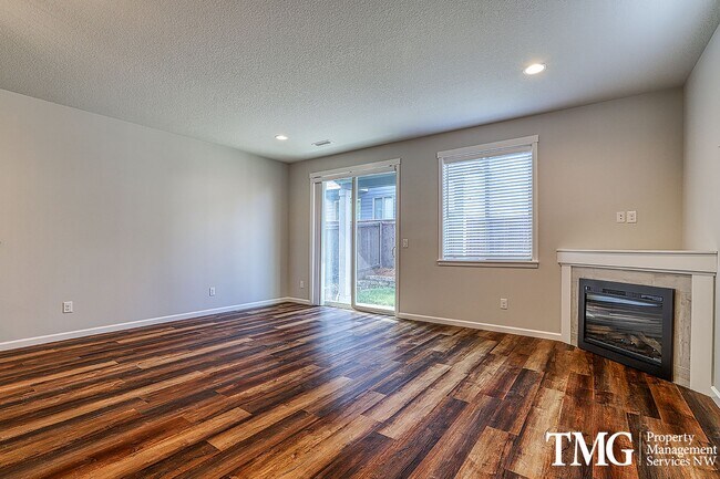 Building Photo - Great Suburban 3 Bed 2.5 Bath Home in Minn...
