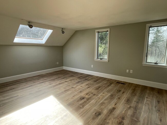 Building Photo - Beautiful, recently renovated 3 bedroom ho...