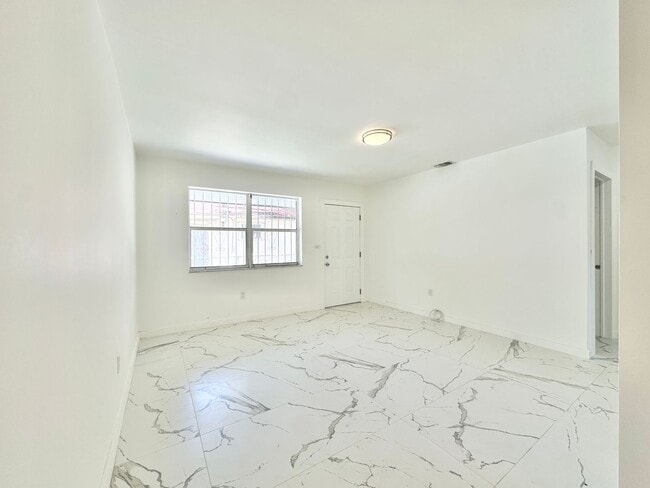Foto del edificio - Freshly remodelled 2bed/1bath in a duplex ...