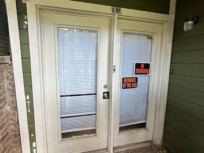 Foto del edificio - 9833 Walnut St