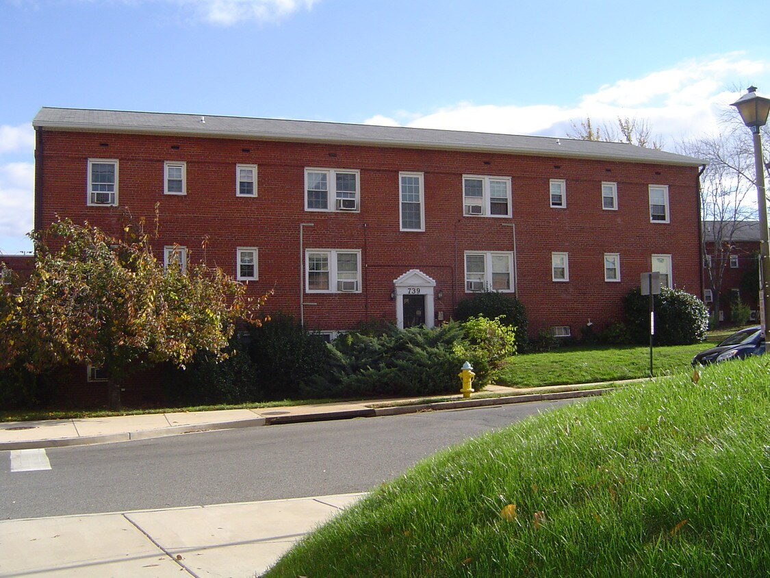 739 N Oakland St, Arlington, VA 22203 Apartments in Arlington, VA