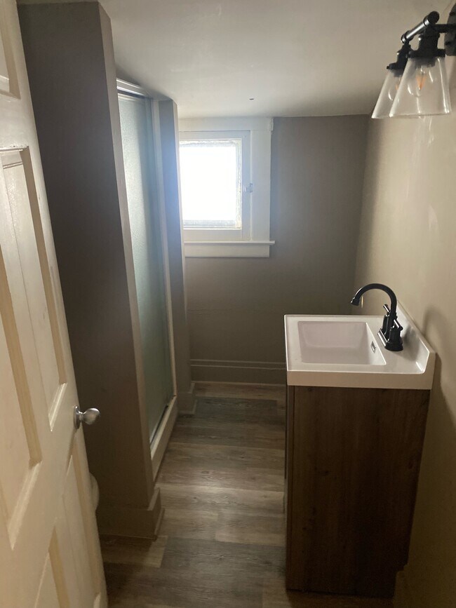 Upper Bathroom - 1083 Lakepointe St