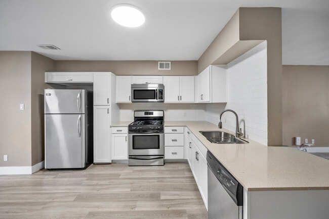 Kitchen - 2303 East Side Dr