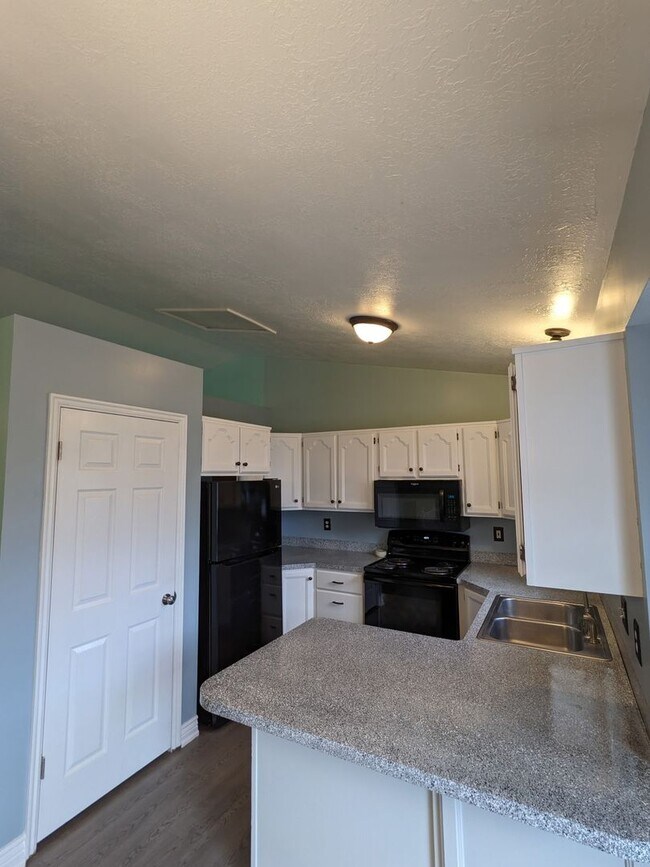 Building Photo - Spacious 5-Bed Clearfield Home with Garage & Fenced Yard