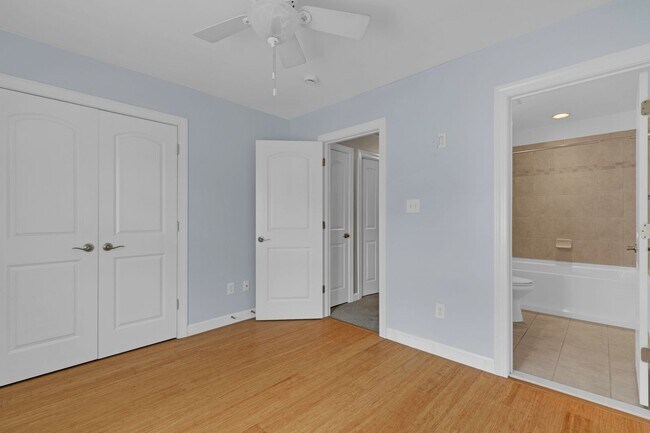 Foto del edificio - Contact Sabrina Thomas at 757-767-0767 for more information