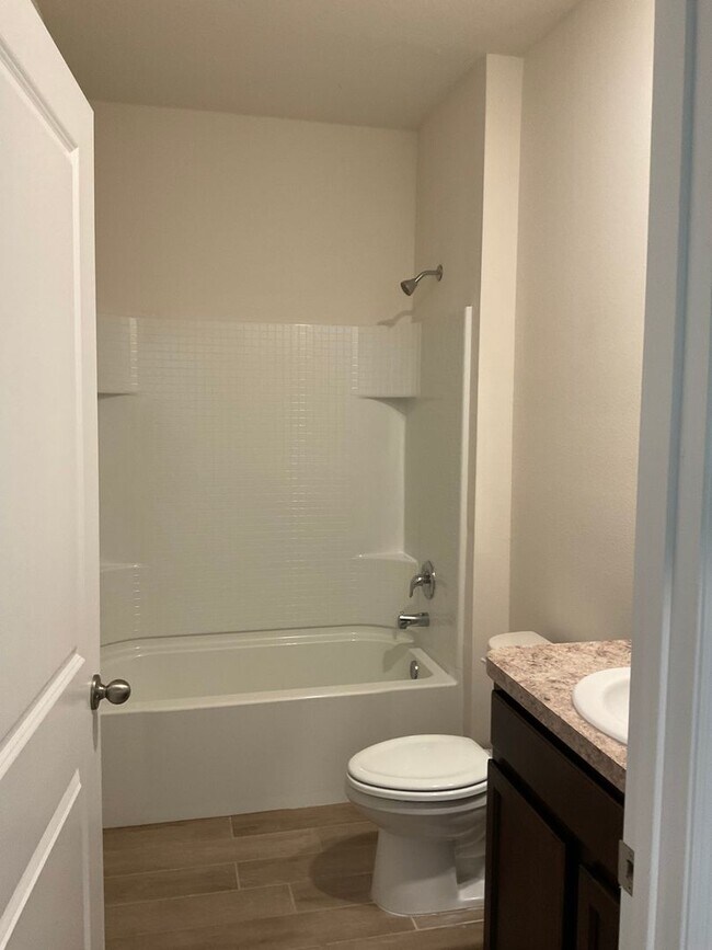 Foto del edificio - 4 BD/ 2BA in Chestnut Village