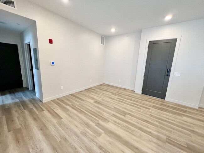 Building Photo - Modern Executive Level Condo near Colbert Hills Golf Course