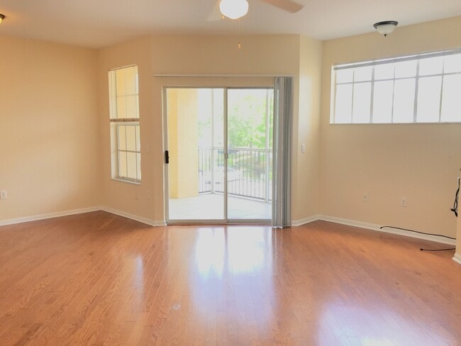 Building Photo - 2 Bedroom, 2 Bath Condo with Balcony