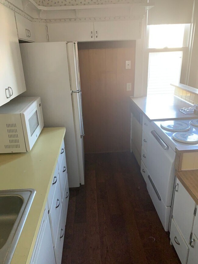 Foto del edificio - CEDAR FALLS 3BR house w garage, fenced yard, central air