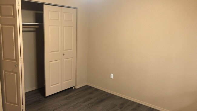 Building Photo - 221-223-223 NW Sunrise Dr