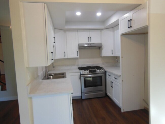 Foto del edificio - 8728 Cedros Ave