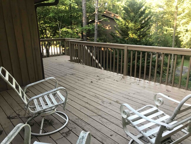 Building Photo - 1804 Pine Tree Dr