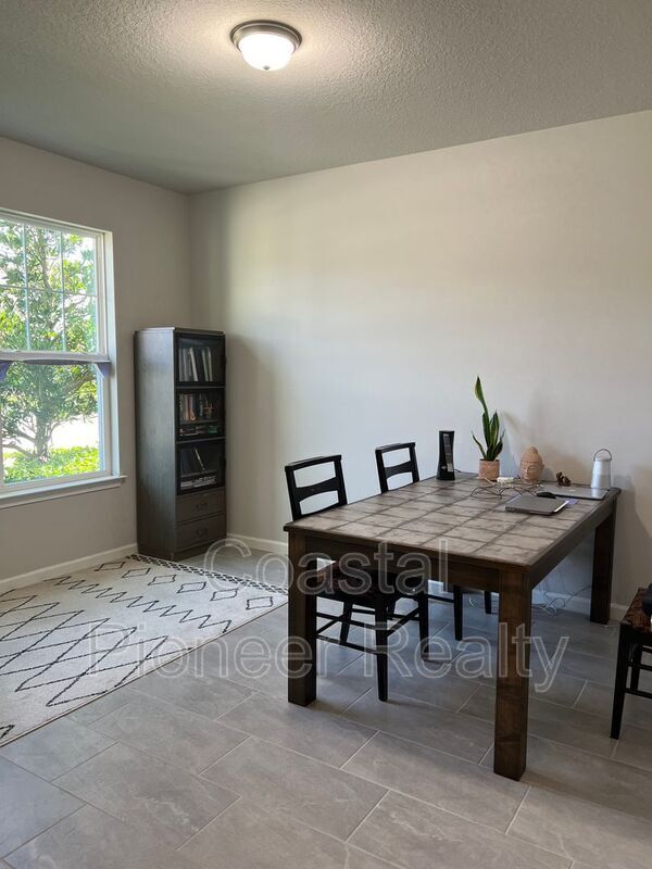 Building Photo - 904 Better Days Pl