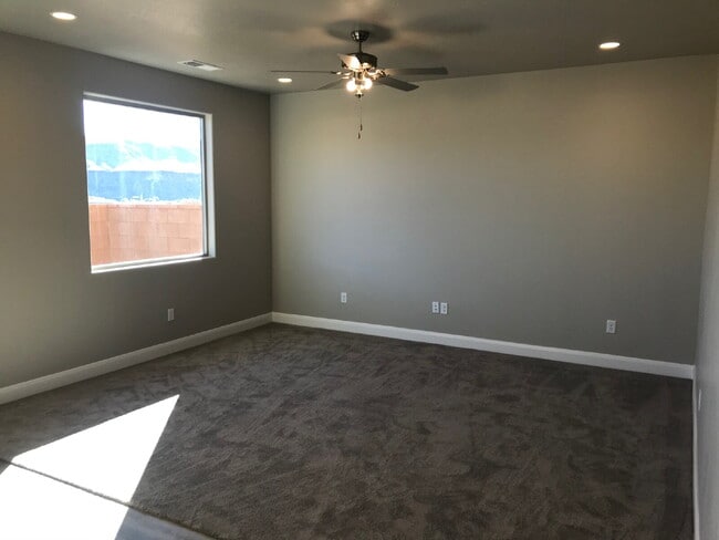 Foto del edificio - Spacious 4 bed 2.5 bath Townhome in Hurricane Heights