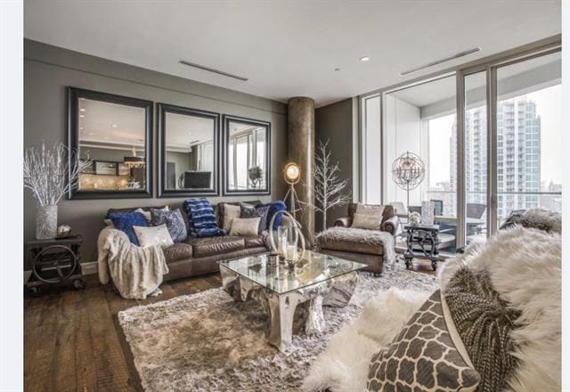 Foto del edificio - 2408 Victory Park Ln