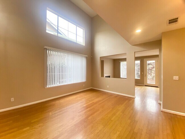 Foto del edificio - Spacious 3 Bedroom Home with Loft, Private Backyard, and Prime Commuter Location Near BART