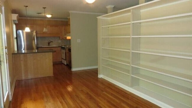 Building Photo - 3 BR/ 1.5 Midtown Charmer!
