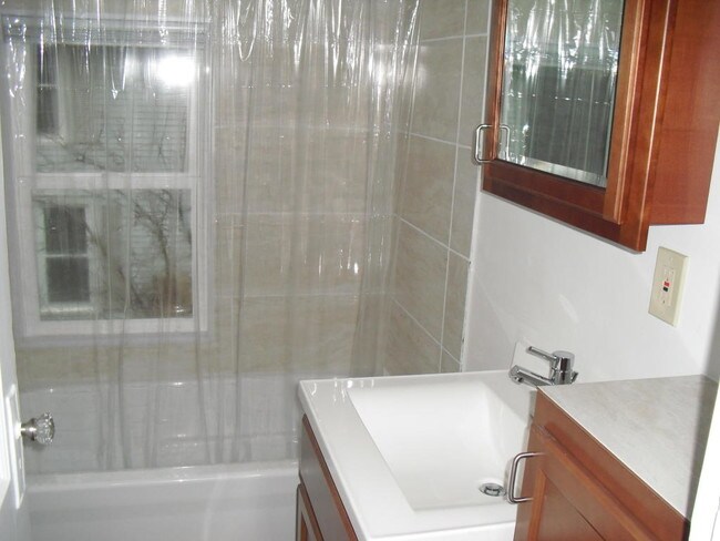 Baño - 6512 23rd Ave