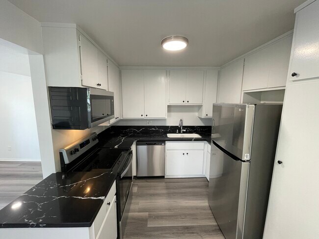 Foto del edificio - 14850 Hesby St