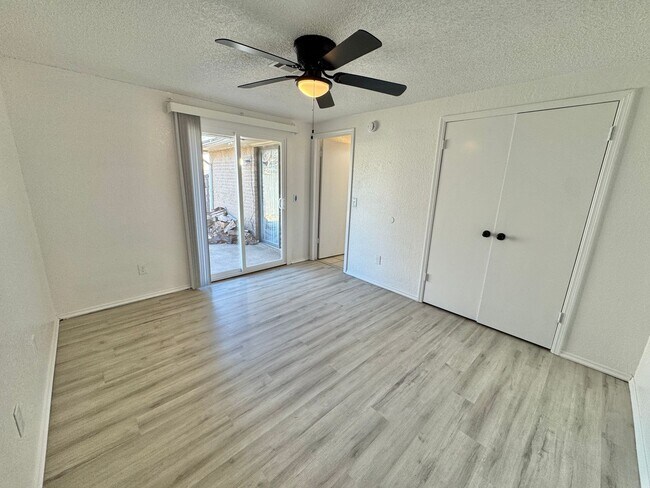 Foto del edificio - 11365-11367 Walters Ave