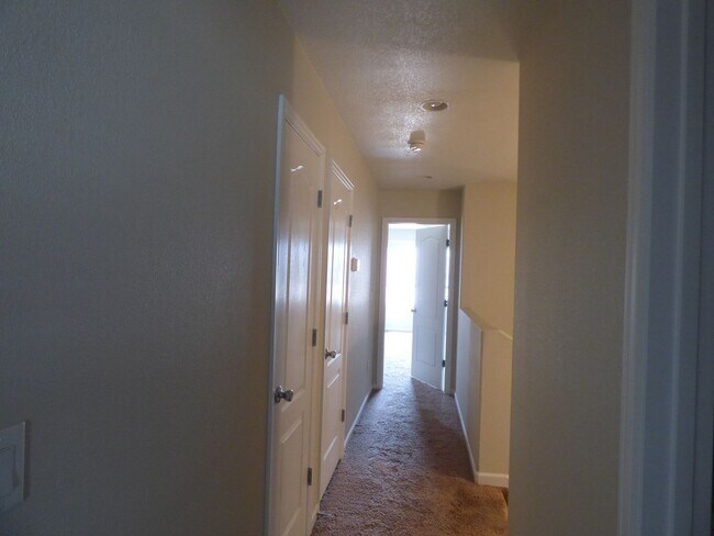 Building Photo - Nice 2 Bedroom Townhome in Great Location