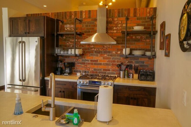 Foto del edificio - 1 br, 1 bath Condo - 214 East 2nd Street