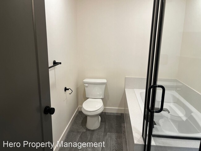 Building Photo - 3 br, 2.5 bath House - 626 South Spring Sn...
