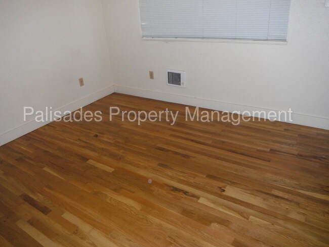 Building Photo - 2230 SE Yamhill St