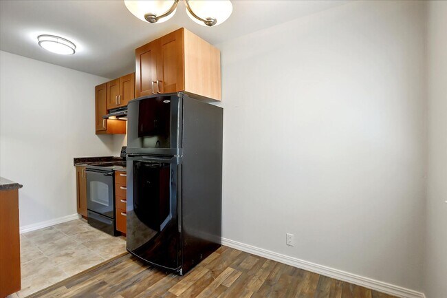 Building Photo - 1 Bedroom Condo - Top Floor