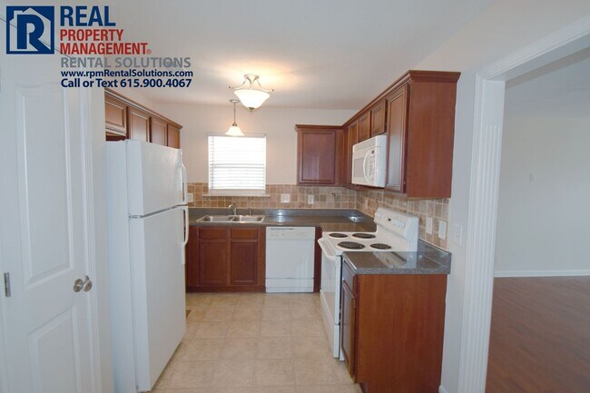Foto del edificio - Wonderful 3BR/2.5BA in LaVergne w/ attached garage and back deck!