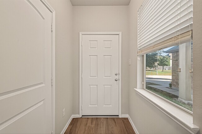 Foto del edificio - 8407 Hawthorn Vly Ln