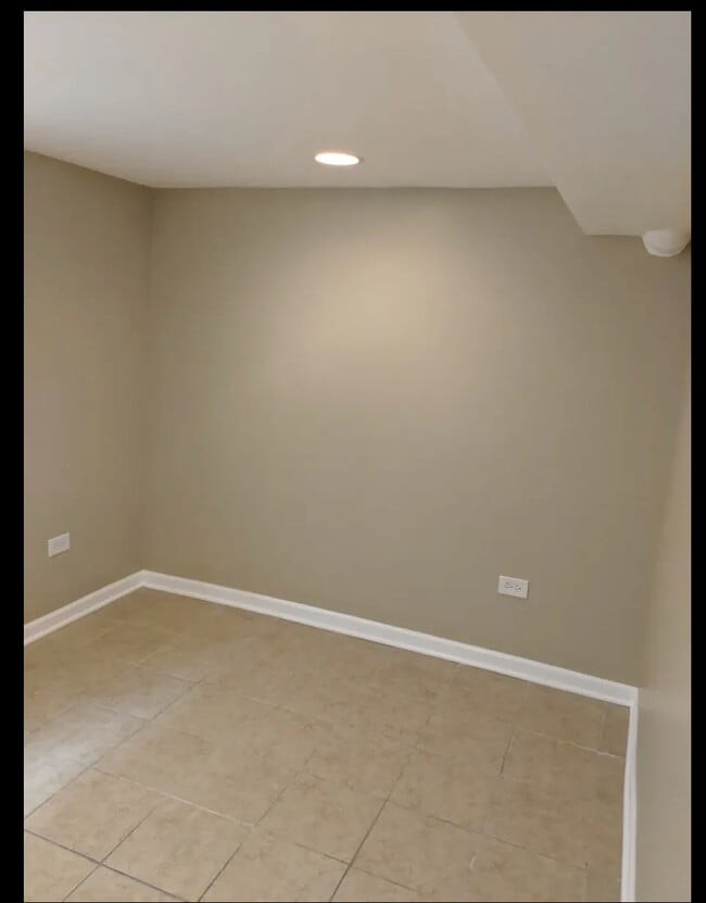 Building Photo - 2614 N Springfield Ave