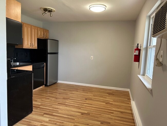Building Photo - 1 Bedroom Apartment---READY FOR MOVE IN!