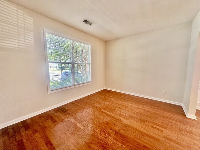 Foto del edificio - Spacious Four Bedroom Home in Westbury Park!