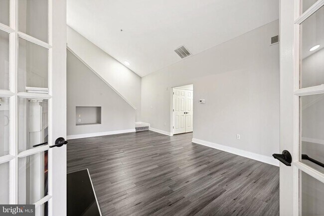 Foto del edificio - 6520 Lake Park Dr